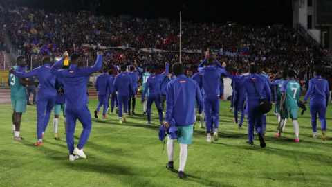 Hinchas y jugadores de Deportivo Quito festejan la victoria sobre Barcelona SC en la Noche Amarilla, el 24 de febrero de 2024. 