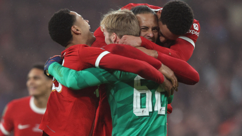 Los jugadores del Liverpool celebran el gol de Van Dijk ante Chelsea y el título de la Copa de la Liga, el 25 de febrero de 2024. 