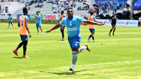 Daniel Porozo festeja el gol de Macará en la victoria ante Deportivo Quito, el 25 de febrero de 2024, en la Tarde Celeste. 