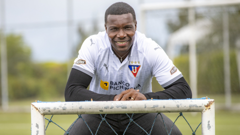 Carlos Tenorio sonríe con la camiseta de Liga de Quito en una entrevista con PRIMICIAS, en marzo de 2022.