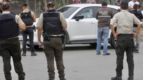 Policías realizando las pericias al vehículo del fiscal César Suárez, asesinado en Guayaquil, el 17 de enero de 2024.