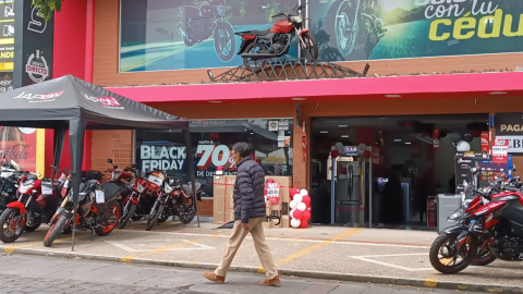 Motos exhibidas a las puertas de una tienda departamental en Quito, noviembre de 2023. 