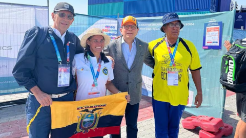 Los ecuatorianos Luis Bajaña y Zedex Fuentes, tras sus competencias en el Mundial de Natación, el 26 de febrero de 2024, en Qatar.