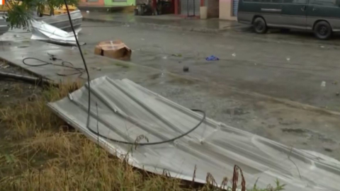 Los techos de las viviendas quedaron en las calles de la parroquia Mariscal Sucre, de Milagro, tras la fuerte tormenta del 26 de febrero de 2024.