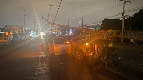 Una camioneta chocó contra un poste en la avenida Casuarina, en Guayaquil, el 27 de febrero de 2024.