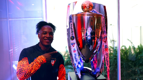 Johan Julio posa junto al trofeo de la LigaPro, en Quito, en febrero de 2024.