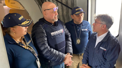 El exjefe paramilitar Salvatore Mancuso a su arribo en el aeropuerto de Bogotá, Colombia, el 27 de febrero de 2024.