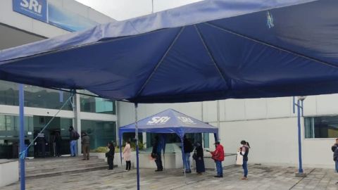 Contribuyentes en una agencia del SRI, en el norte de Quito. Foto del 21 de mayo de 2021.