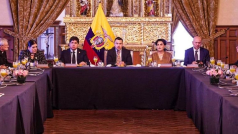 La ministra del Interior, Mónica Palencia (izquierda), el presidente Daniel Noboa (centro) en una reunión en el Palacio de Carondelet.