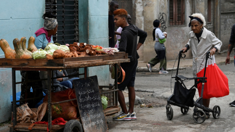 Imagen referencial de Cuba, con personas comprando alimentos en la calle, en La Habana, el 20 de febrero de 2024.