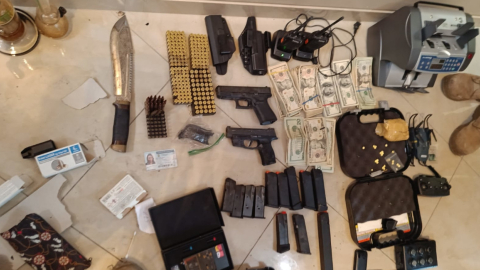 Armas, munciones, radios portátiles y otras evidencias halladas en la vivienda de un ciudadano ruso en la vía a la Costa, Guayaquil, el 27 de febrero de 2024.