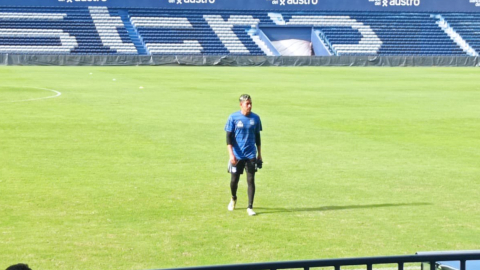 Gianluca Espinoza entrena a prueba con Emelec. Su fichaje se definiría este 1 de marzo.