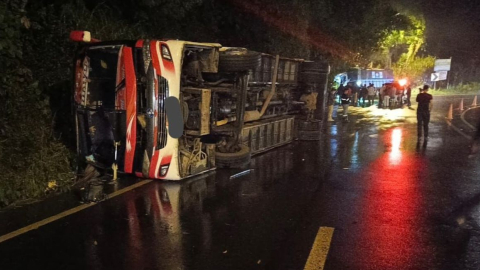 Un bus interprovincial y un camión se accidentaron en la vía Chaco-Lago Agrio, el 29 de febrero de 2024.