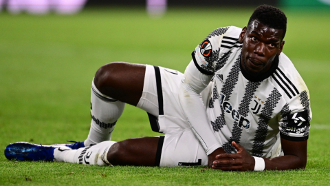 El centrocampista francés de la Juventus, Paul Pogba, reacciona tras ser abordado durante el partido de ida de la semifinal de la UEFA Europa League entre Juventus y Sevilla el 11 de mayo de 2023.