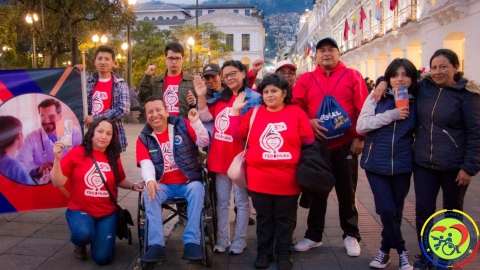 Plantón de pacientes con enfermedades raras en los exteriores del Palacio de Gobierno, en Quito, en septiembre de 2023. 