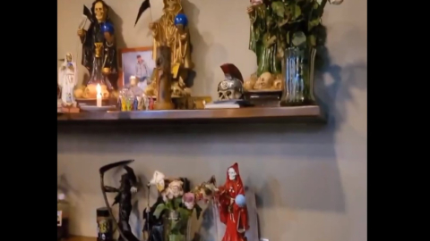 Imágenes de calaveras en un altar encontrado en un allanamiento en Quevedo, el 29 de febrero de 2024.