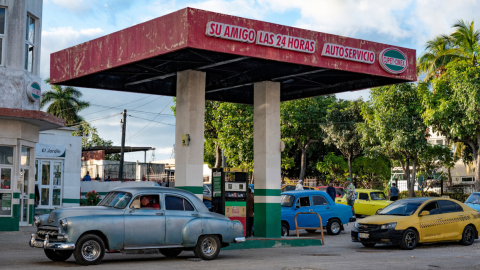 Varios autos esperan en una gasolinera en La Habana, Cuba, en enero de 2023.