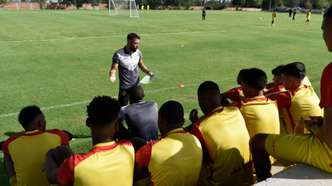 El técnico de la categoría Sub 19 de Aucas, Sebastián Blázquez, habla con sus dirigidos luego de un entrenamiento en Puembo.