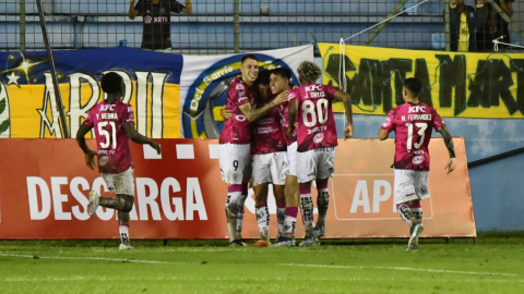 Michael Hoyos celebra el gol junto a sus compañeros de Independiente del Valle, ante Delfín, en la Fecha 1 de LigaPro, este 1 de marzo de 2024.