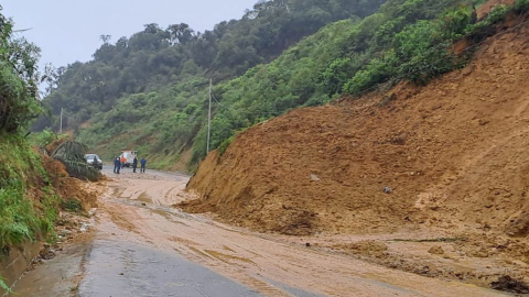 Un deslizamiento en el kilómetro 33 de la vía Chillanes-Bucay, el 19 de febrero de 2024.