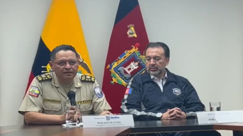 Wilson Pavón, jefe de la Zona 9 de Policía, se reunió con el alcalde Pabel Muñoz para explicar la actuación de dos uniformados.