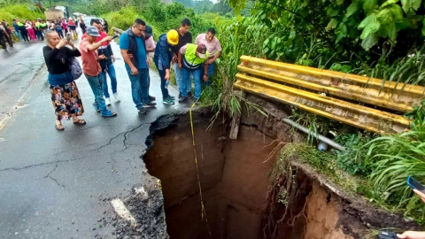 Un socavón se generó cerca al puente del río Leila, el 27 de febrero de 2024, antes de su colapso.