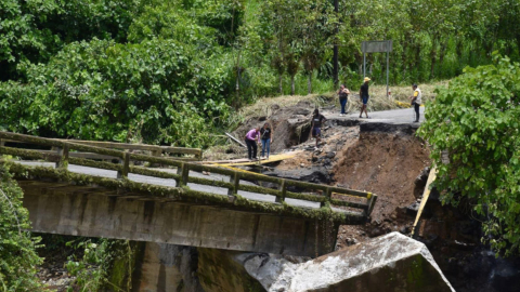 Cierre en la vía Alóag - Santo por la caída del puente del río Leia.