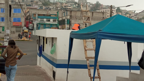 Albañiles reparan el techo de la UPC La Forestal de Quito, el 29 de febrero de 2024.