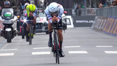 Juan Ayuso, en la Etapa 1 de la Tirreno - Adriático, el 4 de marzo de 2024.