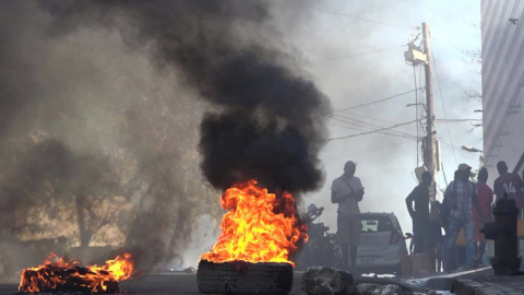 Quema de llantas cerca de la prisión en Puerto Príncipe, en Haití, durante la ola de violencia que vive el país, el 3 de marzo de 2024.