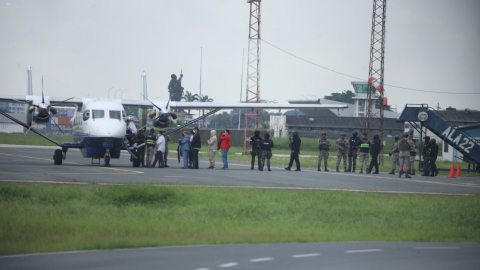 Los aprehendidos en el caso Purga abordan un avión del Ejercito en la base aérea Simón Bolívar en Guayaquil, previo a su traslado a Quito. 