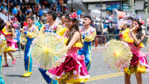 Imagen de una comparsa por la Fiesta de la Fruta y de las Flores en Ambato, en 2023.