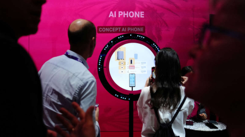 Una cartel de Inteligencia Artificial en el stand de Deutsche Telekom AG en el Mobile World Congress, en Barcelona, el 27 de febrero de 2024.