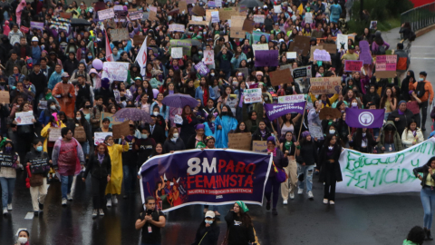 Imagen referencial de la marcha por el Día de la Mujer en Quito, el 8 de marzo de 2023.