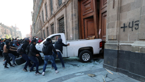 Manifestantes derriban puerta del Palacio Nacional de México el 6 de marzo de 2024.