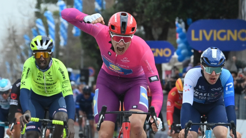 Jonathan Milan festeja la victoria en la Etapa 4 de la Tirreno - Adriático, el 7 de marzo de 2024. 