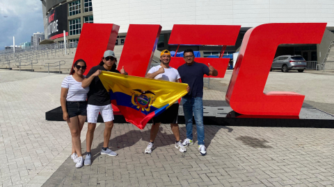 Aficionados ecuatorianos en los exteriores del Kaseya Center antes de la rueda de prensa de Marlon 'Chito' Vera, el 7 de marzo de 2024.