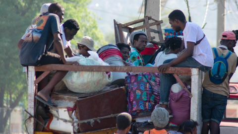 Ciudadanos de Haití huyen de los saqueos y tiroteos en Puerto Príncipe.