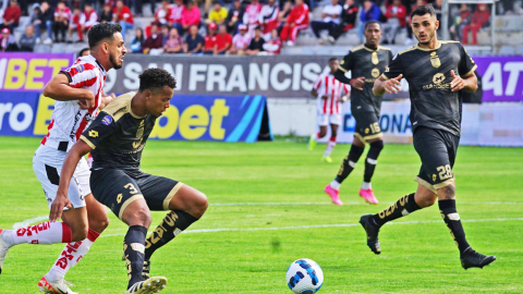 Jugadores de Técnico Universitario y Cumbayá disputan un balón en la Fecha 1 de la LigaPro, el 3 de marzo de 2024.