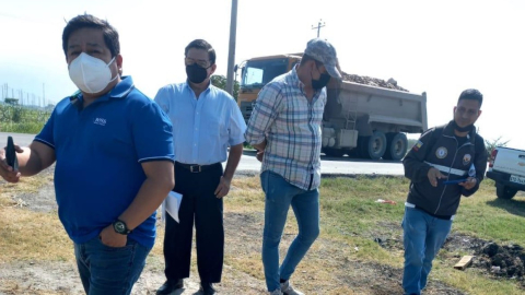 Fausto Alarcón (izquierda), primo y presunto testaferro de Pablo Muentes, en terrenos de los que se habría apropiado en la vía Durán-Tambo, en Guayas.