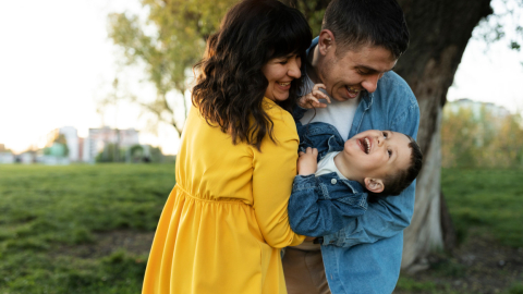 Imagen referencial de un niño junto a sus padres.