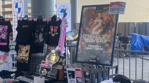 La mercadería oficial del UFC 299 ya se vende en los pasillos del Kaseya Center de Miami.