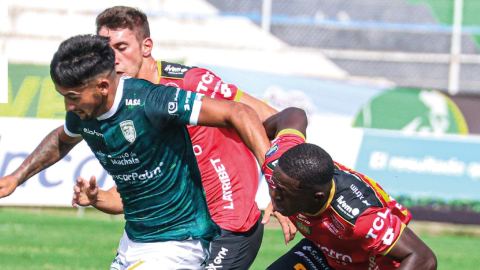 Jugadores de Orense y Deportivo Cuenca disputan un balón durante el partido de la Fecha 2 de la LigaPro, el 10 de marzo de 2024.