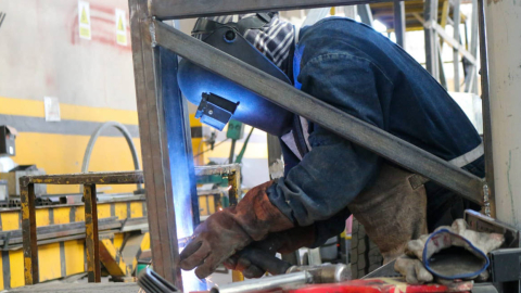 Imagen referencial de un trabajador de una empresa industrial en Ecuador.