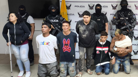 Seis presuntos secuestradores detenidos tras el allanamiento a un inmueble en Guayaquil, el 9 de marzo de 2024.