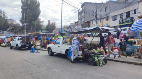 Vendedores ambulantes en el Comité del Pueblo, en el norte de Quito, el 7 de marzo de 2024.