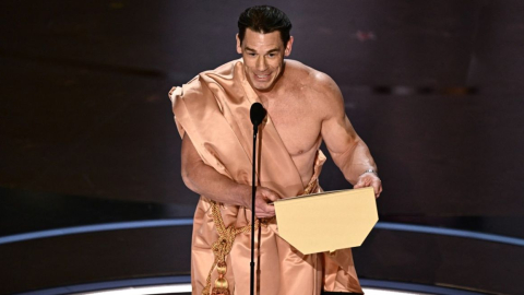 John Cena fue vestido en el escenario de los premios Oscar 2024.