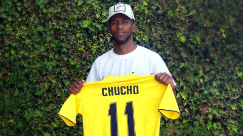 Fabiano Benítez, hijo del 'Chucho' posa con una camiseta del  América de México, club en el que jugó su padre.