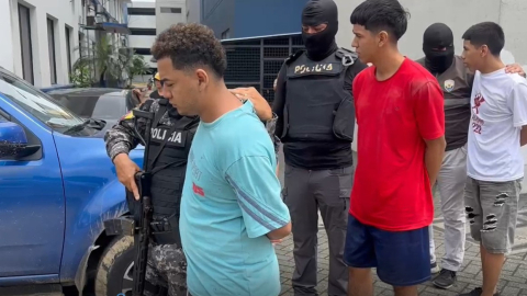 Los tres integrantes de la banda Mafia 18 en la policía judicial de Guayaquil, el 12 de marzo de 2024.