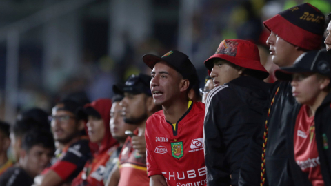 Hincas del Deportivo Cuenca alientan a su equipo en el partido de la Copa Sudamericana ante Delfín, el miércoles 6 de marzo de 2024, en el estadio Banco Guayaquil.